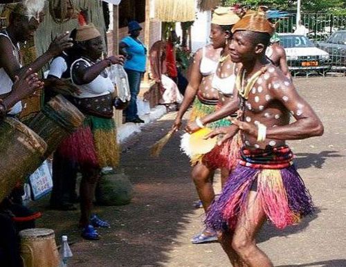 Au Cameroun,  tout ce qui avance à reculons « fait la danse Bafia »