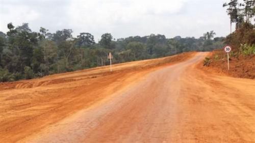 Did the Chinese company Cfhec dismiss employees in charge of levelling during the 1sr cpnstruction phase of the Yaoundé-Douala motorway?