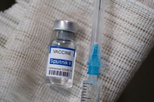 Covid-19 : méfiant envers le vaccin AstraZeneca, le Cameroun séduit par le sérum russe Spoutnik V
