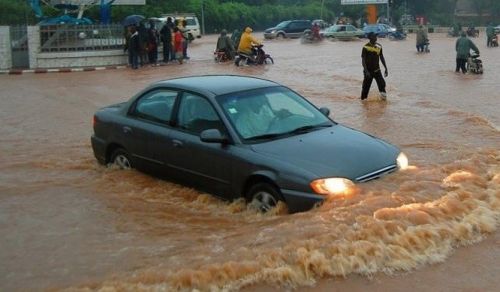 Sud-Ouest : chaussées immergées, radiers submergés… Nganou Djoumessi en quête de solutions aux inondations