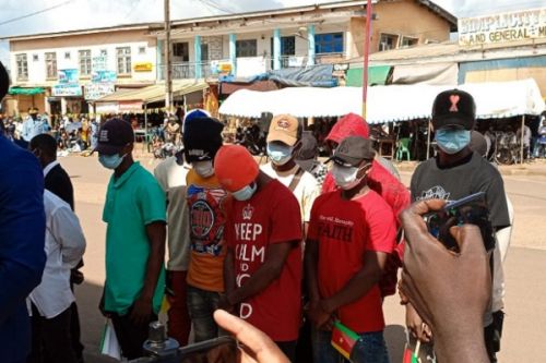 Bamenda : 13 présumés ex-combattants séparatistes déposent les armes lors de la visite du Premier ministre