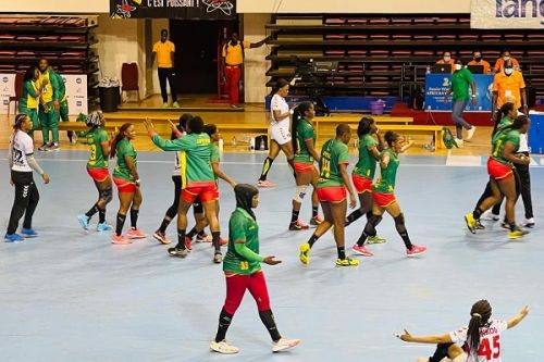 Handball : les lionnes indomptables décorées, après leur qualification à la coupe du monde