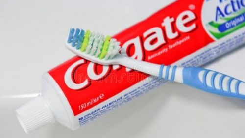 No, there is no recent health alert involving Colgate toothpaste !