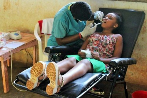 Santé : les chirurgiens-dentistes du Cameroun en guerre contre les officines illégales
