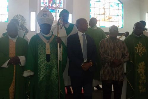 Le président de la CAF, Patrice Motsepe, fait un don de 200 000 dollars à l’Église catholique romaine du Cameroun