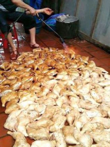 It is said that Chinese in the chicken-processing industry use welding torches to grill chickens