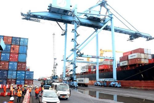 The Port Authority of Douala wants to hire six new ship pilots