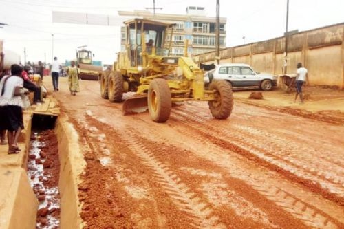 Voirie urbaine : une route en terre fait sauter de joie au cœur de Yaoundé