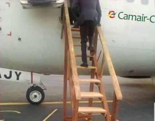 Non, cette photo montrant un escalier d’embarquement en bois sur un avion Camair-Co n’est pas authentique