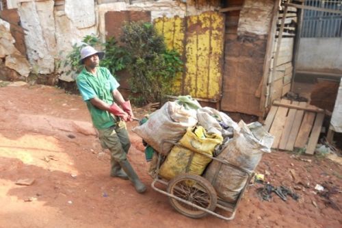 The Mayor of Yaoundé donates 35,000 garbage bags for waste collection in poorly accessible neighborhoods