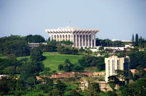 Le palais de l&#039;Unité aurait été inauguré par Paul Biya