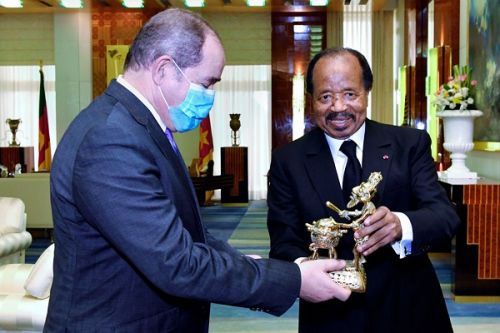 Paul Biya invité à effectuer une visite d’État en Algérie