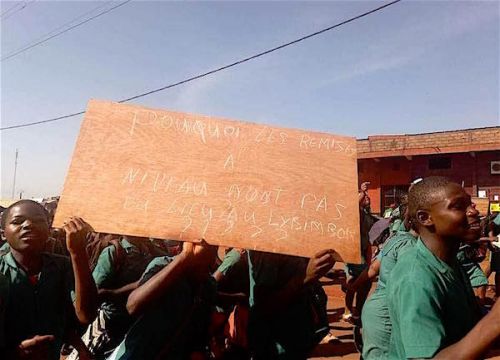 Oui, des élèves du Lycée bilingue de Mbouda sont descendus dans la rue ce mardi 24 avril