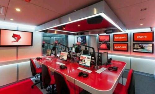 No, this picture does not feature Afrik 2 radio’s studio