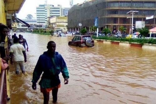 Inondations à Yaoundé : Ketcha Courtès accuse les commerçants d’obstruer les drains avec des ordures