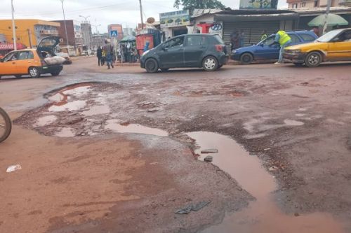 Yaoundé : le PM prescrit des « travaux d’urgence » face au délabrement des routes et l’accumulation des ordures