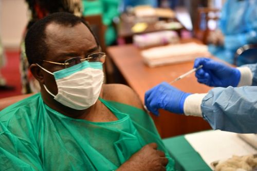 Covid-19 : après trois mois de campagne, le Cameroun franchit seulement la barre de 100 000 personnes vaccinées