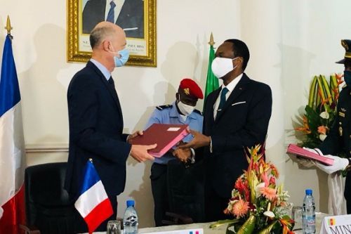 Cameroon reaches new military deal with France