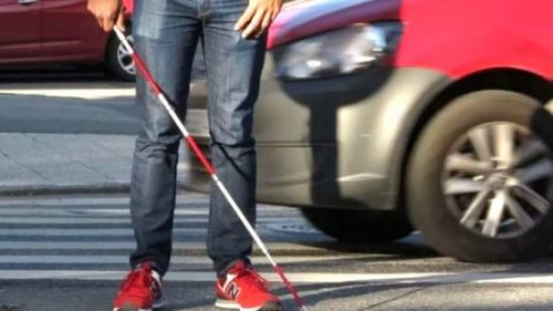 Does a red and white cane mean the holder is deafblind?