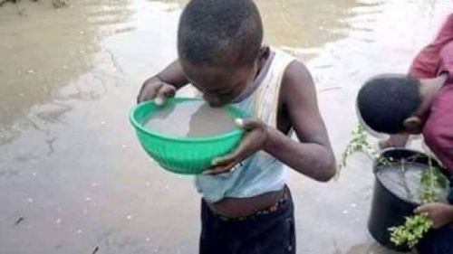No, this picture of a boy drinking puddle water was not taken in Cameroon     
