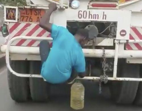 Oui, cette image d’un homme volant du carburant sur un camion en marche a été prise au Cameroun