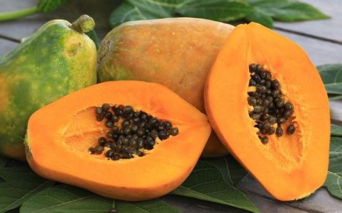 Non, la papaye ne présente pas de risque pour la grossesse, à condition d’être consommée mûre