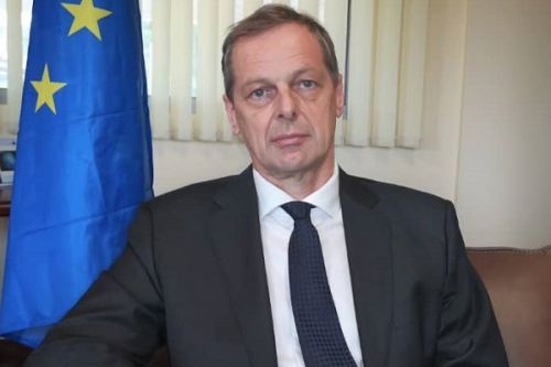 Sur Twitter, l’ambassadeur de l’UE au Cameroun critique un projet d’hôtel de région proposé par le Feicom