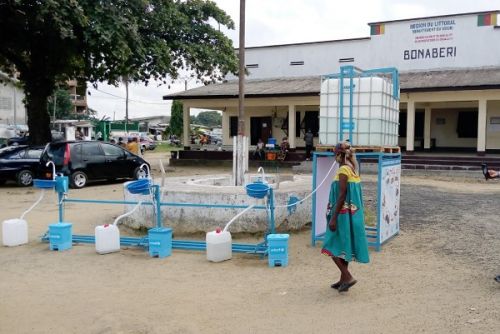 Douala : des lave-mains géants pour lutter contre le coronavirus et le choléra