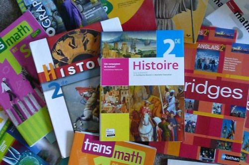 Le Conseil national d’agrément des manuels scolaires et des matériels didactiques évalue les livres des classes de 1ère