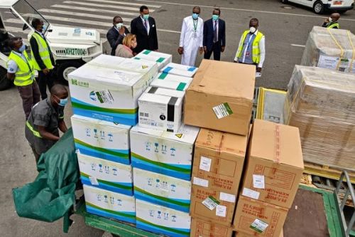 Covid-19 : l’OMS fait don de 4,2 tonnes de matériel et d’équipements au Cameroun