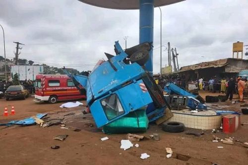 Yaoundé : deux morts dans l’accident d’une fourgonnette dans une station-service