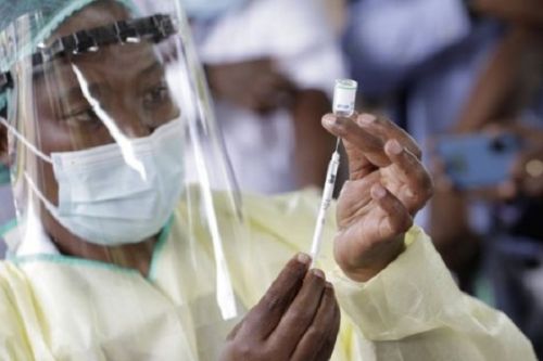 Covid-19 : le Cameroun se dote d’un plan pour lutter contre l’infodémie, alors que la réticence au vaccin s’intensifie