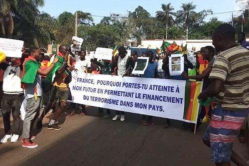 Des Camerounais manifestent contre la France au Cameroun après les déclarations d’Emmanuel Macron