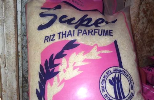 Oui, du riz avarié est recyclé dans des sacs neufs sur certains marchés au Cameroun