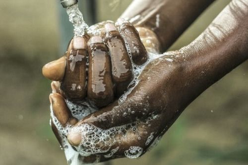 La Commission des droits de l’Homme demande de multiplier des «approches créatives» sur le lavage des mains