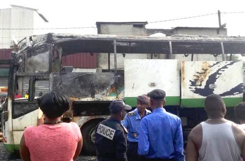 Oui, un bus de Finexs Voyages a pris feu ce dimanche à Douala