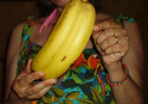 No, a woman who eats conjoined bananas will not give birth to Siamese twins