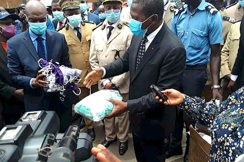 Covid-19 : Le Minat distribue 2000 masques aux commerçants à Yaoundé pour encourager le respect des mesures barrières