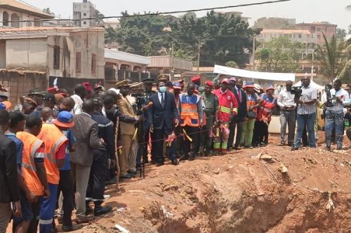 Constructions dans les zones à risque : Atanga Nji menace de passer à la répression, après la sensibilisation