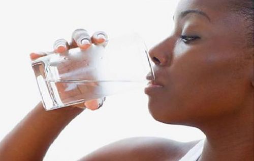 Yes, drinking a large glass of water in one gulp can calm hiccups