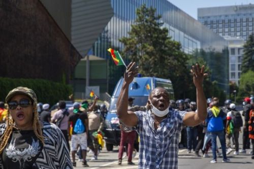 Genève : malgré l’interdiction, une centaine de personnes manifestent contre la présence de Paul Biya
