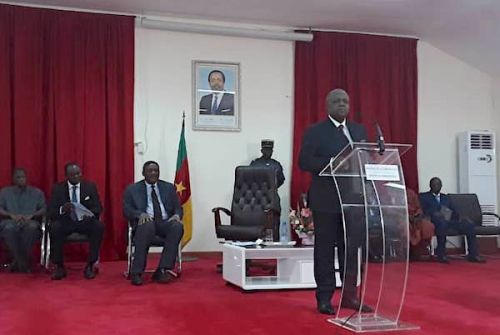 Oui, le ministre de la Communication, René Sadi, a organisé un point de presse avec le drapeau du Cameroun le 22 avril 2019
