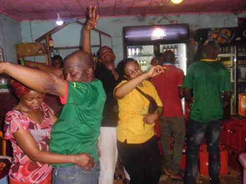 Y a-t-il une pétition en cours sur le net contre les bruits dans les bars au Cameroun?