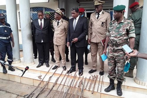 Nord-Ouest : le ministre Atanga Nji encourage la collaboration des populations après la découverte d&#039;une cache d&#039;armes à Wum