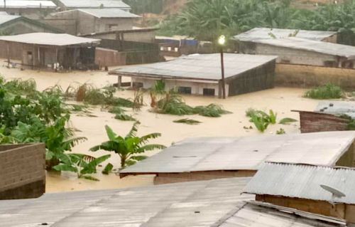 Des pluies torrentielles submergent Douala, les pompiers et l&#039;armée mobilisés