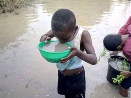 Non, cette photo d’un enfant buvant de l’eau sale n’a pas été prise au Cameroun