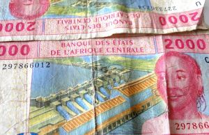 Non, au Cameroun l&#039;échange de billets de banque mutilés ne se fait pas dans la rue