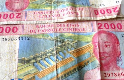 Non, au Cameroun l&#039;échange de billets de banque mutilés ne se fait pas dans la rue