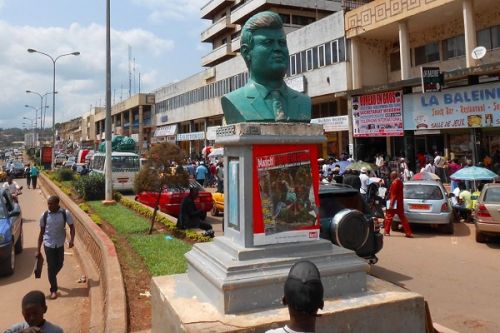 Yaoundé : la gendarmerie annonce avoir interpellé 22 « microbes » à l’avenue Kennedy, lieu réputé pour son insécurité