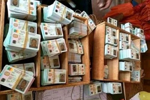 Bamenda : plus de 1 000 cartes nationales d’identité abandonnées dans un poste de police